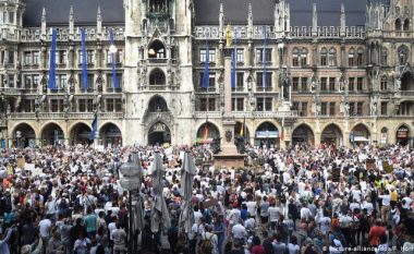 Demonstrata kundër kufizimeve shkaku i coronavirusit në Gjermani