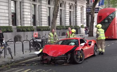 Dëmtohet rëndë në aksident një Ferrari 488 GTB, besohet se po vozitej nga një reper anglez