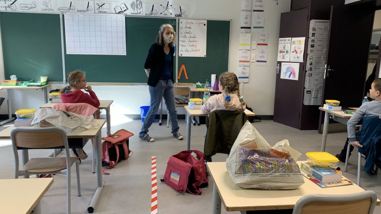 Pamje të nxënësve që filluan shkollën në Francë – si po arrijnë të respektojnë masat e distancimit