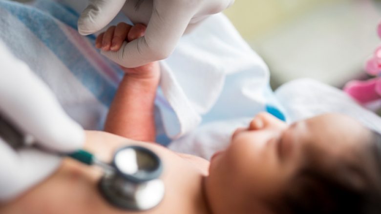 Imazhet shqetësuese tregojnë lëkurën e skuqur të një fëmije tetë muajsh, të sëmurë me Kawasaki që është një sëmundje e lidhur me coronavirusin
