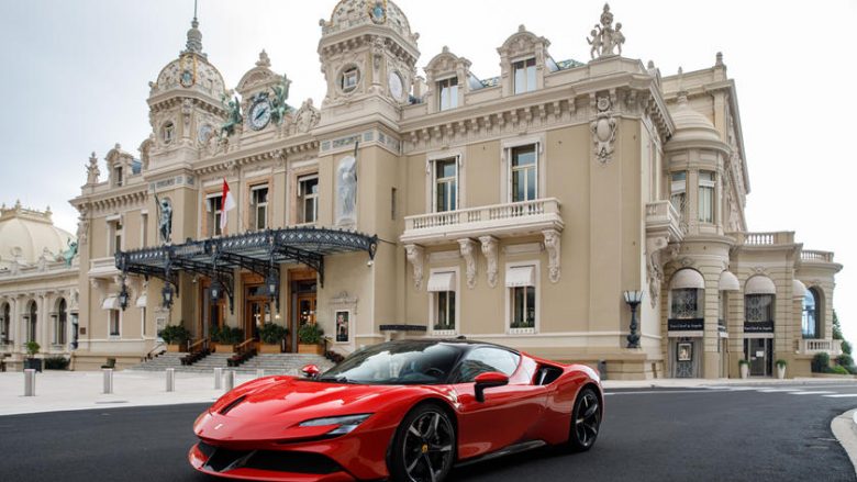 Ferrari SF90 e “zgjoi” Monakon gjatë xhirimeve të një filmi të ri