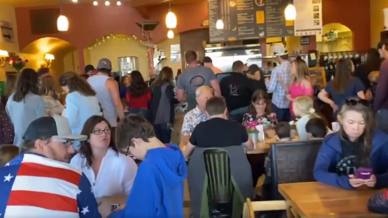 Një restorant në SHBA hapi dyert për klientët – dhe gjithçka dukej “jashtë kontrollit”