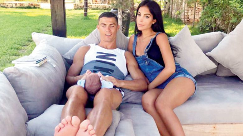 Cristiano Ronaldo shijon një ditë të nxehtë me familjen e tij, ndërsa fansat spekulojnë se Georgina është shtatzënë