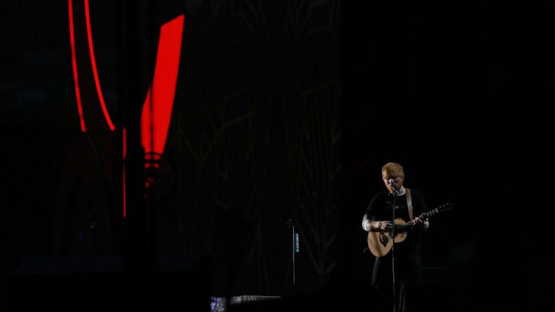 Ed Sheeran i mëson fëmijët se si t’i luajnë hitet e tij në kitarë