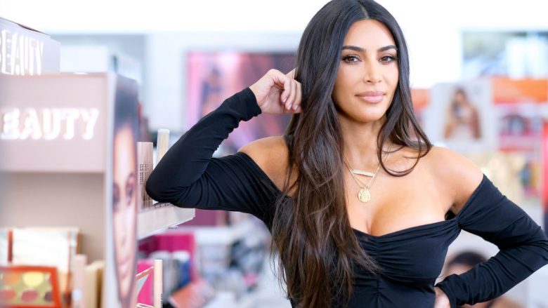 Kim Kardashian arrin 170 milionë ndjekës në Instagram, falënderon fansat përmes fotografive atraktive
