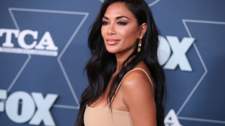 Nicole Scherzinger tregon koleksionin e parukeve shumëngjyrëshe