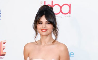 Selena Gomez improvizon studion muzikore, vendos të punojë nga shtëpia