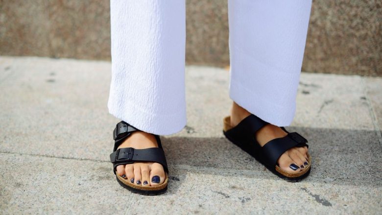 Shitjet e këtyre sandaleve ‘të shëmtuara’ janë dyfishuar gjatë karantinës