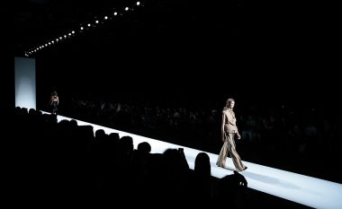 Dizajnerët po bëjnë thirrje që industria e modës të ndryshojë oraret e Javëve të Modës