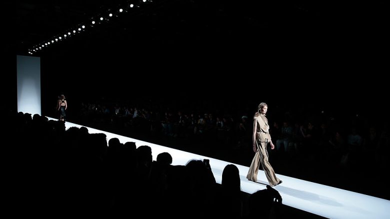 Dizajnerët po bëjnë thirrje që industria e modës të ndryshojë oraret e Javëve të Modës