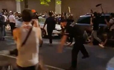 Goditja e dhunshme e policit ndaj adoleshentes që po protestonte kundër vrasjes së George Floyd