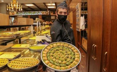 Goditje nga pandemia pësuan edhe prodhuesit e bakllavasë, autoritetet turke tregojnë rënien drastike në prag të Bajramit