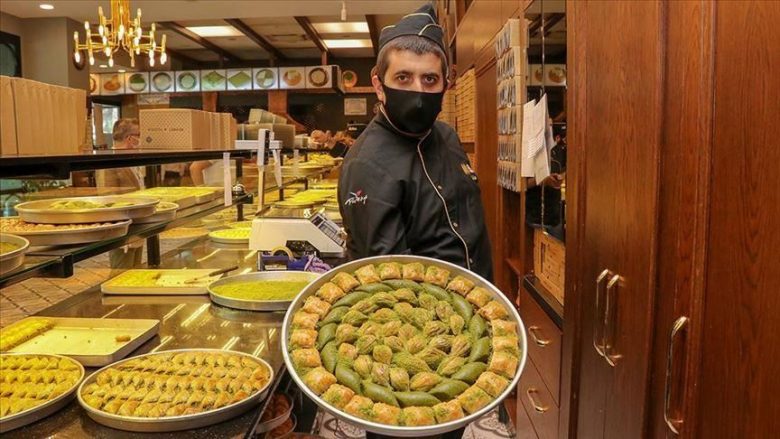Goditje nga pandemia pësuan edhe prodhuesit e bakllavasë, autoritetet turke tregojnë rënien drastike në prag të Bajramit
