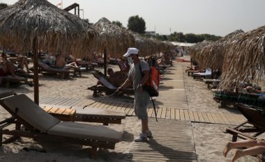 Greqia i ka hapur më se 500 plazhe, vizitorëve iu kërkohet t’i vendosin çadrat nga katër metra larg