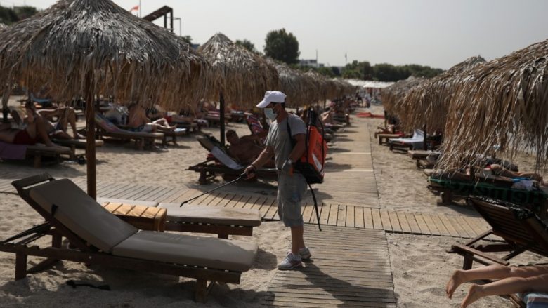 Greqia i ka hapur më se 500 plazhe, vizitorëve iu kërkohet t’i vendosin çadrat nga katër metra larg