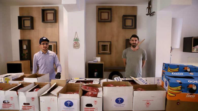Humanity First dhe Shoqata AMJ shpërndajnë mbi një ton mish për Fitër Bajram në Prishtinë