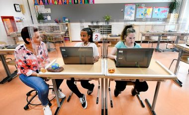 Holanda përgatitet t’i hapë shkollat gjatë javës që vjen, bankat shkollore pajisen me panele xhami për mbrojtje nga coronavirusi