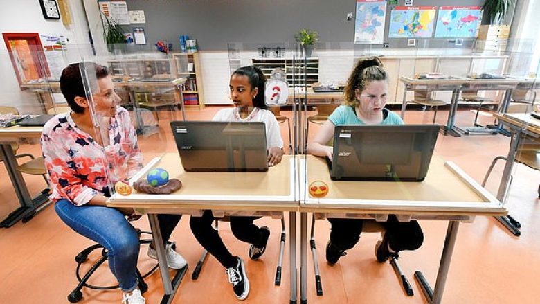 Holanda përgatitet t’i hapë shkollat gjatë javës që vjen, bankat shkollore pajisen me panele xhami për mbrojtje nga coronavirusi