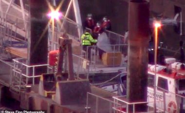 Kapet një numër rekord i refugjatëve që provonin të hynin me barka në Britani të Madhe, vetëm në një barkë ndodheshin 50 njerëz