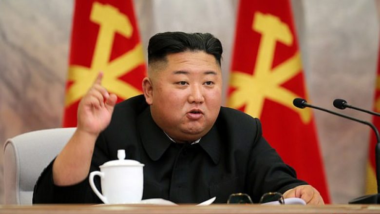 Kim Jong-Un shfaqet në publik për herë të parë pas tri javësh