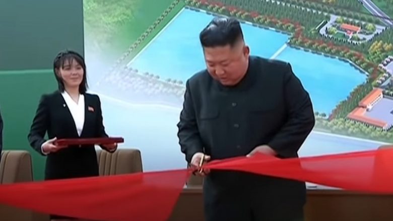 Publikohen pamjet, Kim Jong-Un në publik pas mungesës prej 20 ditësh