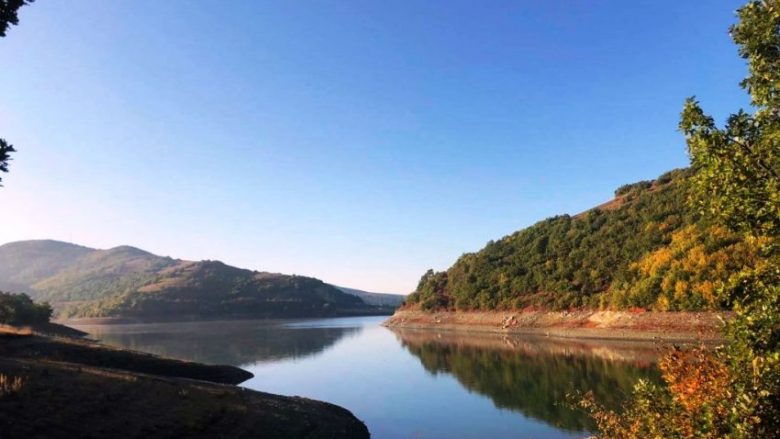 Niveli i ujit në liqenin e Badocit alarmant, nga korriku mund të ketë reduktime të ujit të pijshëm