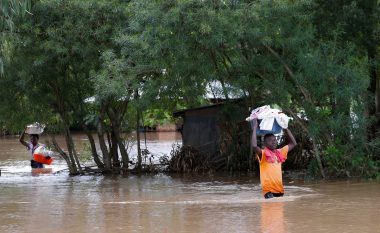 Mbi 1,800 familje në Keni kanë mbetur pa shtëpi, pas vërshimeve që shkaktuan edhe rrëshqitje dheu