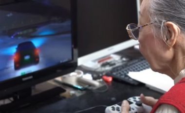 Ajo është 90-vjeçe dhe konsiderohet si lojtarja më e vjetër e video-lojërave në botë