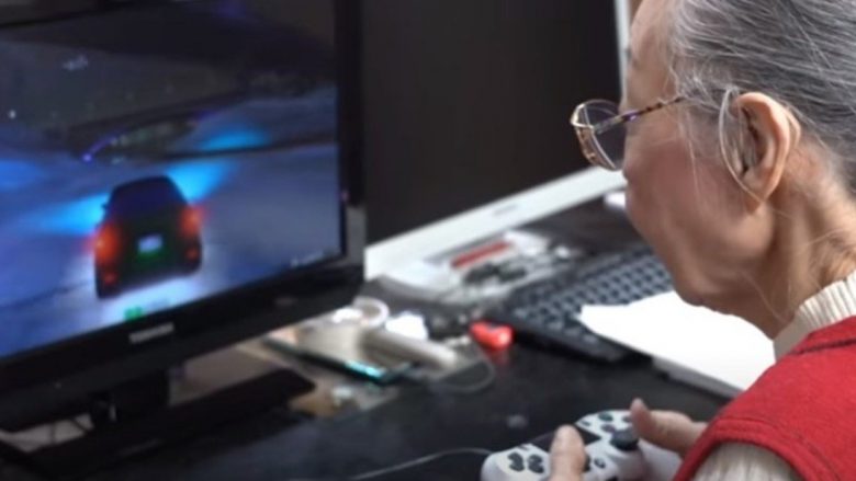 Ajo është 90-vjeçe dhe konsiderohet si lojtarja më e vjetër e video-lojërave në botë