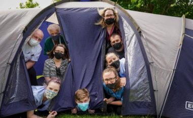 Punëtorët e shtëpisë së pleqve në Britani të Madhe po flenë në tenda, për të mbrojtur banorët e tyre nga coronavirusi