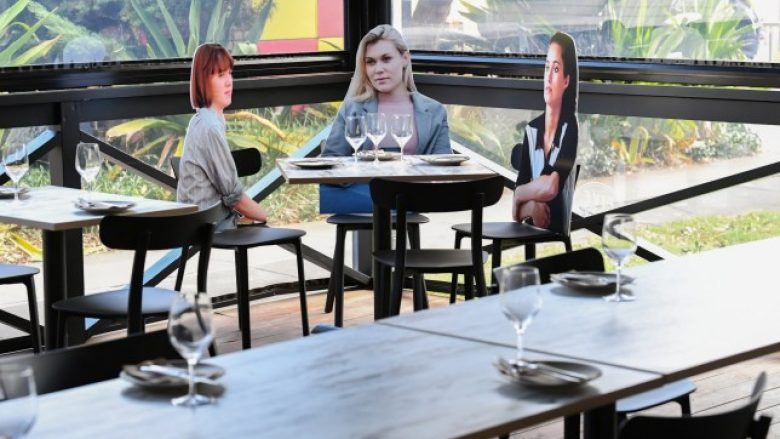 Për ta bërë atmosferën të duket normale, restoranti në Australi mbush hapësirën me “kartona njerëzish”