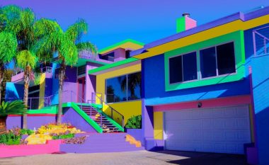 “Shtëpia e ylberit” – artistja 70 vjeçare shpenzoi mijëra dollarë për ta dizajnuar objektin