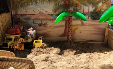 Gruaja nga Britania e Madhe nuk do të shkojë me pushime – por ndërtoi një “plazh” në kopshtin e saj