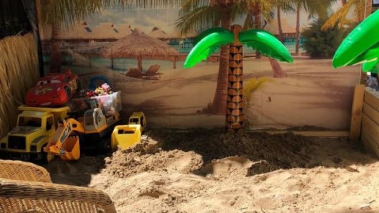 Gruaja nga Britania e Madhe nuk do të shkojë me pushime – por ndërtoi një “plazh” në kopshtin e saj