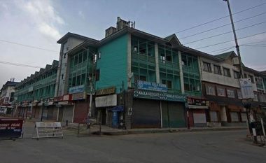 Regjioni i Kashmirit i ka shpallur dhjetë distriktet si zona të kuqe, numri i të prekurve me coronavirus po vazhdon të rritet