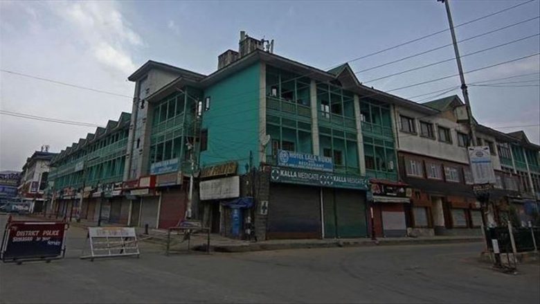 Regjioni i Kashmirit i ka shpallur dhjetë distriktet si zona të kuqe, numri i të prekurve me coronavirus po vazhdon të rritet