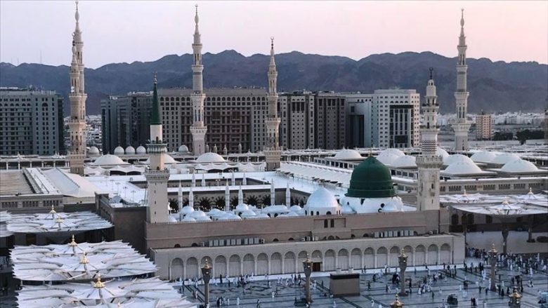 Rihapen xhamitë në Arabinë Saudite pas mbylljes prej më se dy muajsh