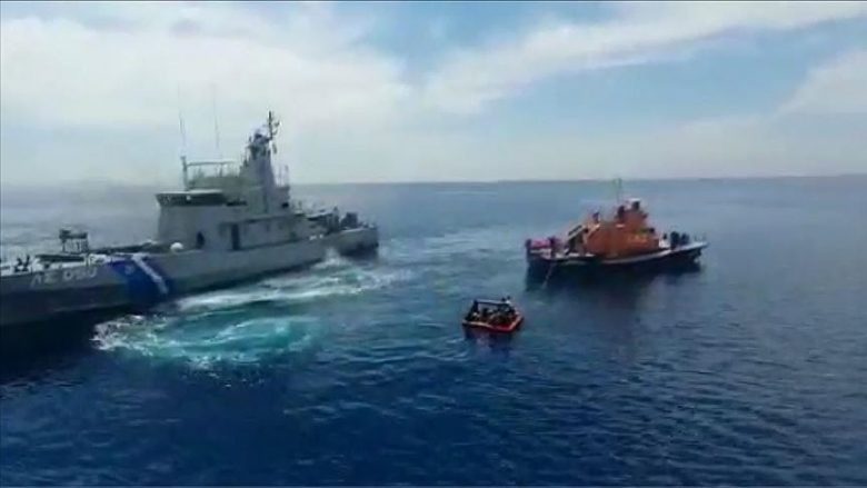 Rojat bregdetare turke i shpëtuan 28 azilkërkues të bllokuar në një barkë në detin Egje