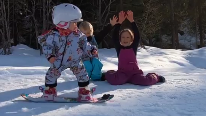 Tre fëmijët – njëri vetëm njëvjeçar – që janë super të talentuar në snowboard