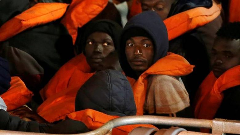 Shpëtohen 140 refugjatë që donin të hynin në Maltë, vendosen në barkat turistike jashtë ujërave territoriale