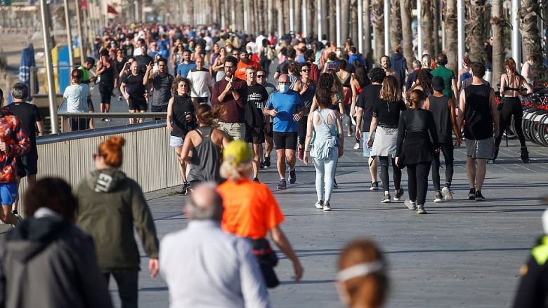 Spanjollët mbushën rrugët, pasi u lejuan për herë të parë të dalin nga shtëpitë që nga 15 marsi