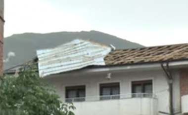 Stuhi e fuqishme në Dibër, shkatërrohen çatitë e shtëpive e dëmtohen disa makina