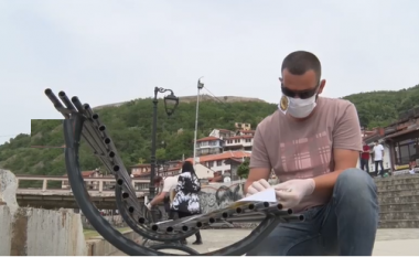 Të rinjtë e AAK-së me aksion simbolik në Prizren – kundërshtojnë qeverisjen e Mytaher Haskukës