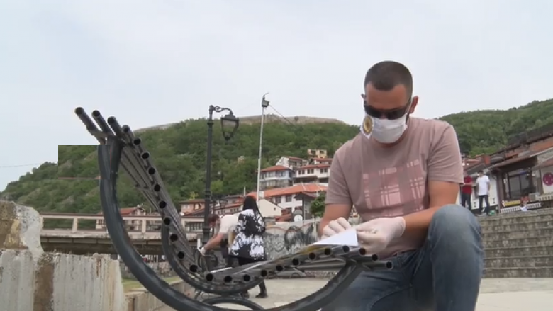 Të rinjtë e AAK-së me aksion simbolik në Prizren – kundërshtojnë qeverisjen e Mytaher Haskukës