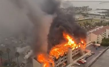 Vetëtima shkaktoi zjarr masiv në një kompleks banesash në Teksas, dëmet llogaritet të kalojnë mbi gjashtë milionë euro