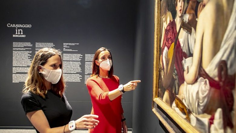 Vizitorët e një galerie italiane do të pajisjen me pajisje speciale, alarmojë kur dikush afrohet më shumë se një metër e gjysmë afër tjetrit