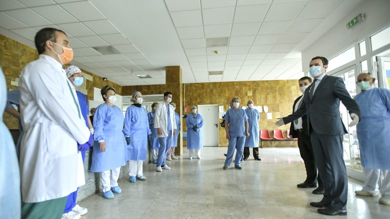 Kurti viziton Infektiven: Prej 11 të shtruarve në klinikë dy janë në gjendje më kritike, kurse tre të tjerë priten të lirohen