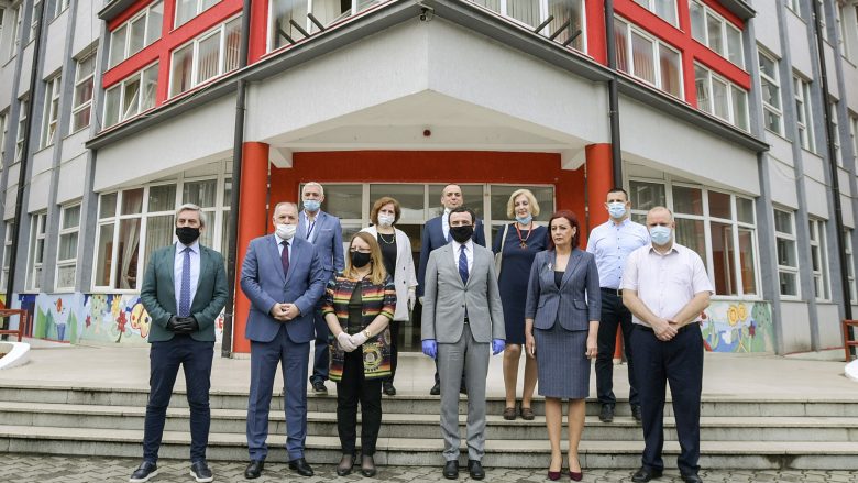 Kurti vizitoi shkollën fillore “Emin Duraku” në Prizren e cila po ofron mësim online