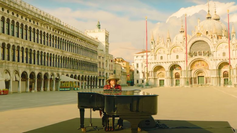 Zucchero xhiron klipin e “Amore Adesso!” në sheshin e zbrazët San Marco në Venecia
