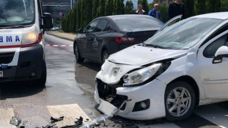 Aksident në mes tri veturave në Prishtinë, lëndohen tre persona